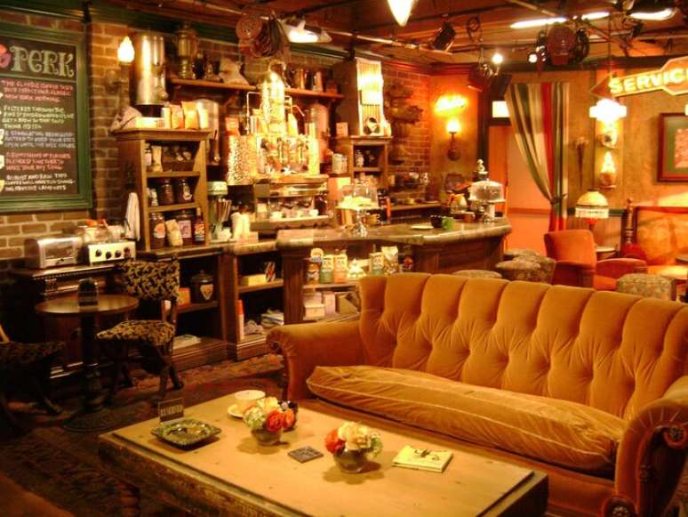 Sof&aacute; laranja ic&ocirc;nico da s&eacute;rie ser&aacute; reproduzido na cafeteria de Times Square