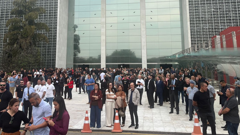 A despedida do ex-delegado geral da polícia civil de São Paulo, Ruy Ferraz, reuniu familiares e colegas da corporação em um funeral na Assembleia Legislativa de São Paulo (Alesp). 