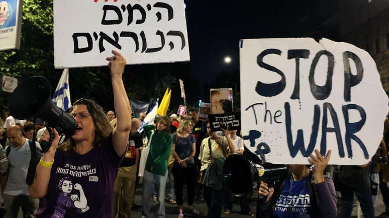 Protesto pede garantias para a liberta&ccedil;&atilde;o de ref&eacute;ns israelenses mantidos pelo Hamas na Faixa de Gaza, perto da resid&ecirc;ncia do primeiro-ministro Benjamin Netanyahu em Jerusal&eacute;m, em 16 de setembro de 2025.