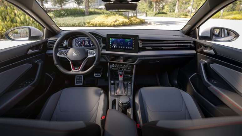 Sedã recebe segunda reestilização e retorna ao País importado do México como parte das "lendas" da VW