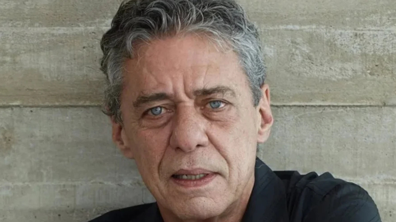 The man enters with the trial to prove he is the son of Chico Buarque and the singer reacts