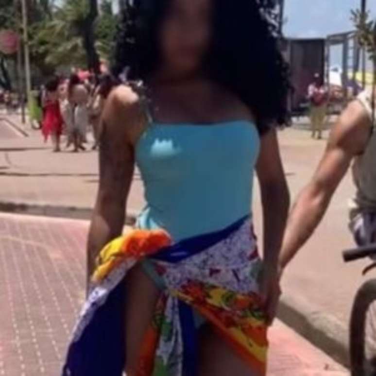 Momento em que ciclista passa a m&atilde;o em modelo, no Recife.