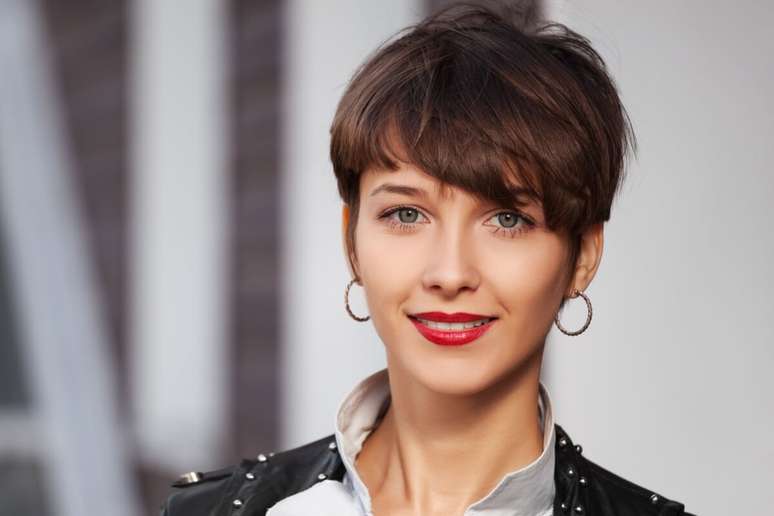 O cabelo curto traz mais personalidade ao visual 