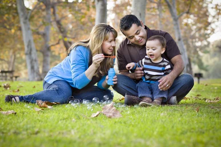 Brincadeiras com a fam&iacute;lia estimulam a comunica&ccedil;&atilde;o de forma natural na inf&acirc;ncia 