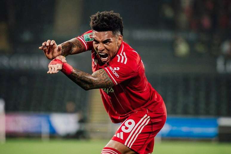 Igor Jesus celebra aos seu estilo. O ex-Botafogo fez dois gols, mas seu time perdeu e est&aacute; eliminado da Copa da Liga Inglesa.