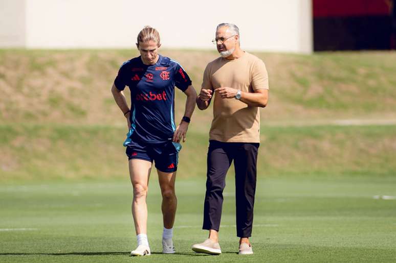 Filipe Luís e Boto em conversa no Ninho do Urubu –