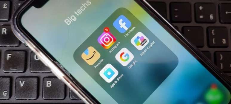 Projeto pode atingir empresas americanas em meio ao tarifaço, mas se inspira em regras dos próprios EUA e não tem relação com monitoramento de conteúdo em redes sociais