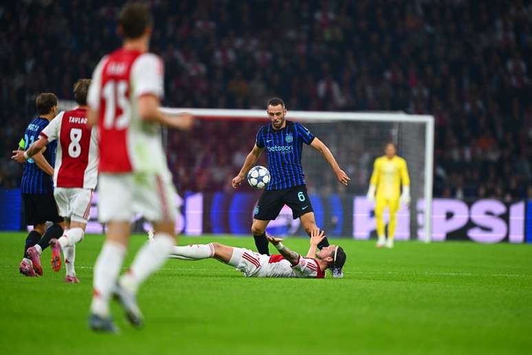 De Vrij vai bem no sistema defensivo da Inter de Mil&atilde;o &ndash;