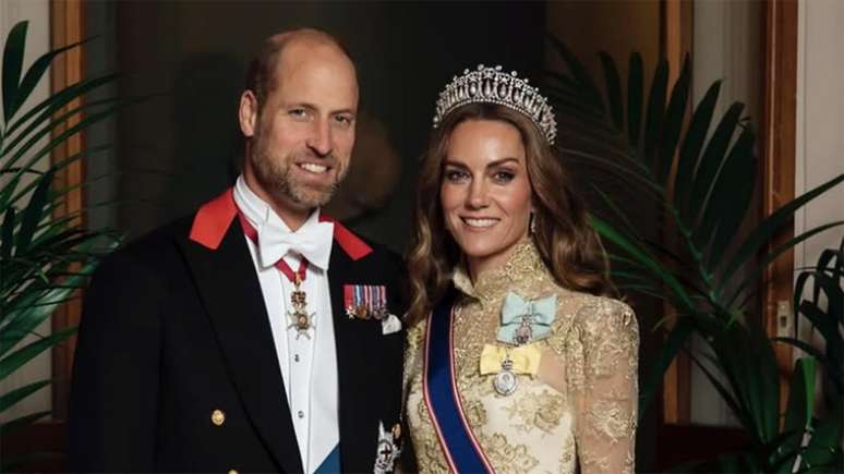 Kate Middleton Rocks Golden Look and Princess Tiara for special dinner