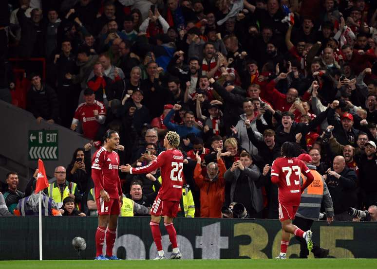 Van Dijk comemorando o gol da vit&oacute;ria do Liverpool 