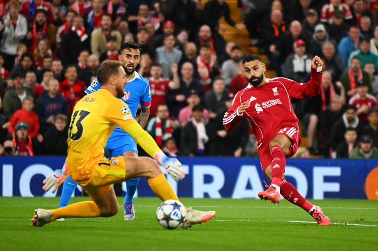 Salah batendo na sa&iacute;da de Oblak 