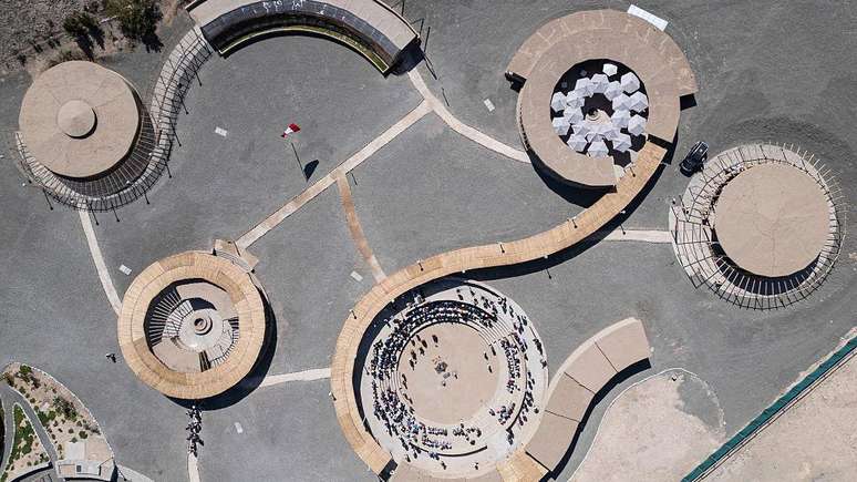 Os turistas, agora, podem explorar Peñico com visitas guiadas e exposições interpretativas no seu novo e surpreendente centro de visitantes em formato circular