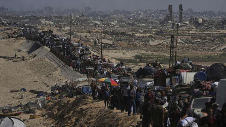 Israel attacks more than 150 targets in the city of Gaza and opens a new corridor for losses from residents