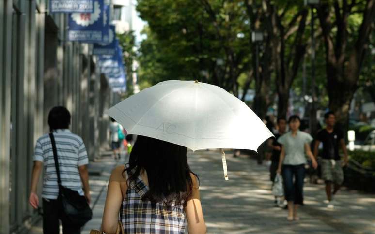 If the question is because there are so many Japanese who transport umbrellas to the streets, the answer is simple: for something more than the sun