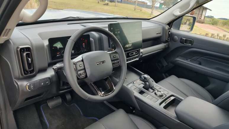 Interior &eacute; bem acabado e tem tela de 14,6" na central multim&iacute;dia