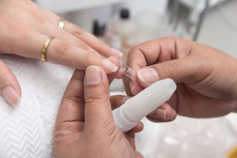 Unhas posti&ccedil;as e curativos est&atilde;o entre as alternativas para evitar o h&aacute;bito de roer as unhas 