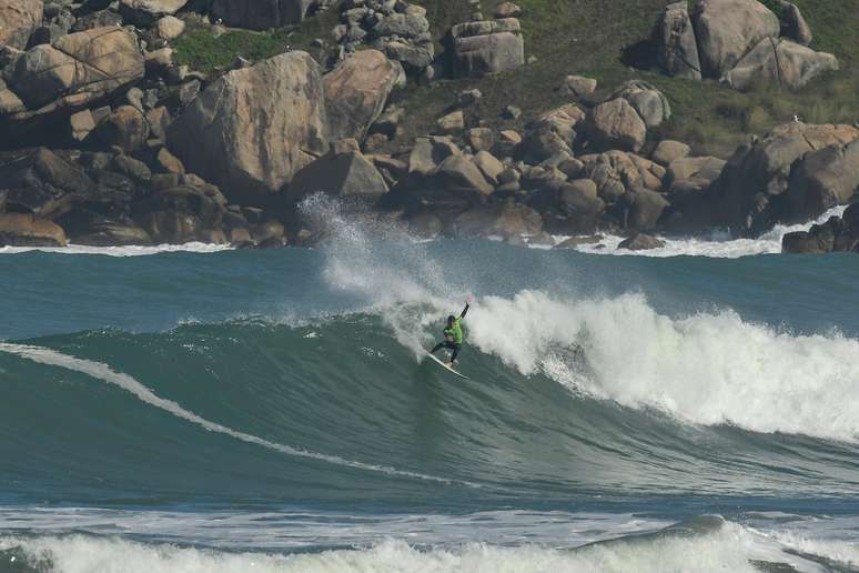 Daniel Pedreira disputa a última bateria do primeiro dia da etapa da WSL em Santa Catarina