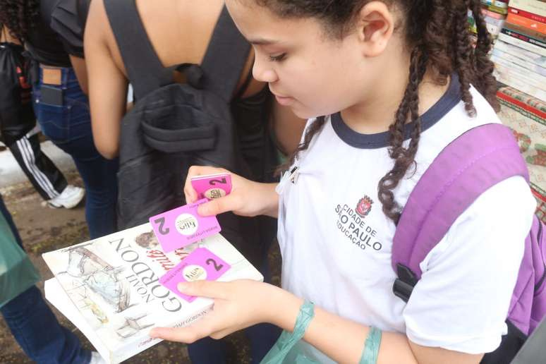 Organização quer que estudantes de escolas públicas frequentem a feira e comprem livros que escolherem.