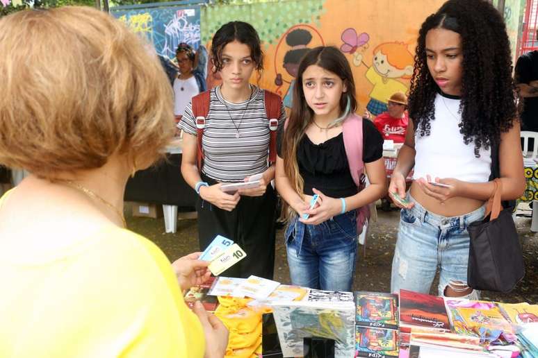 A negociação entre estudantes, editoras e autores é um dos pontos altos do uso da moeda literária: não é só comércio, é troca.