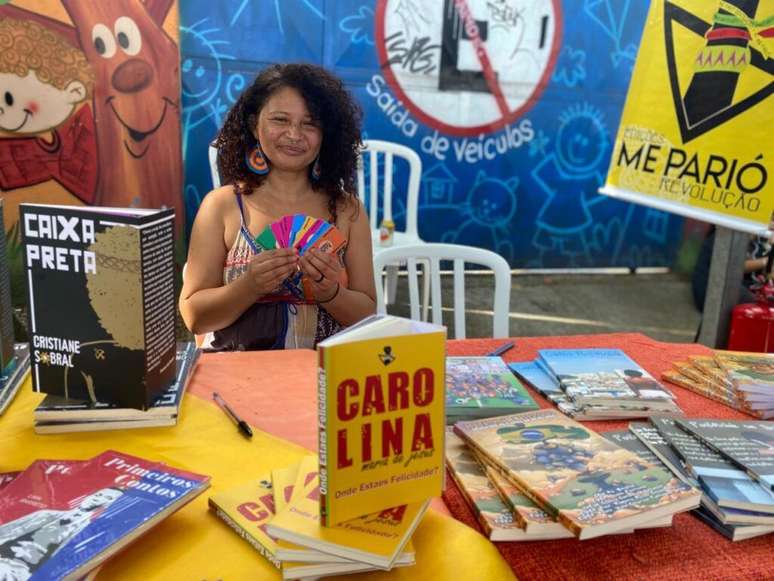 Dinha é poeta e editora, uma das fundadoras da Me Parió Revolução, voz potente da chamada "literatura periférica".