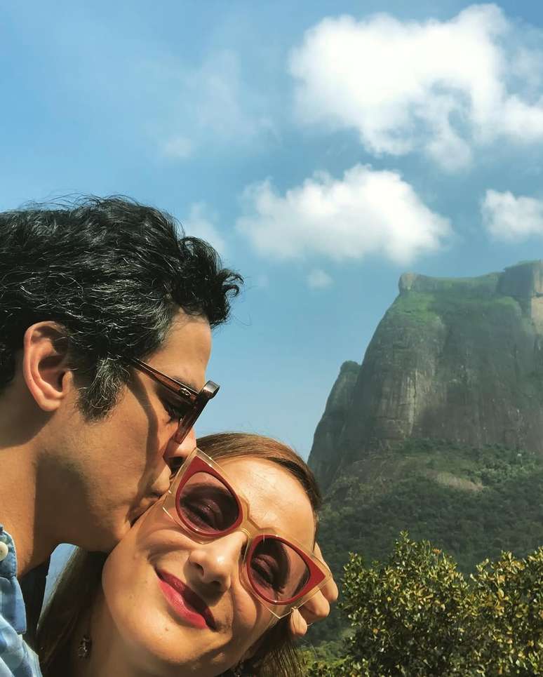 Mateus Solano and Paula Braun pose with nature in the background