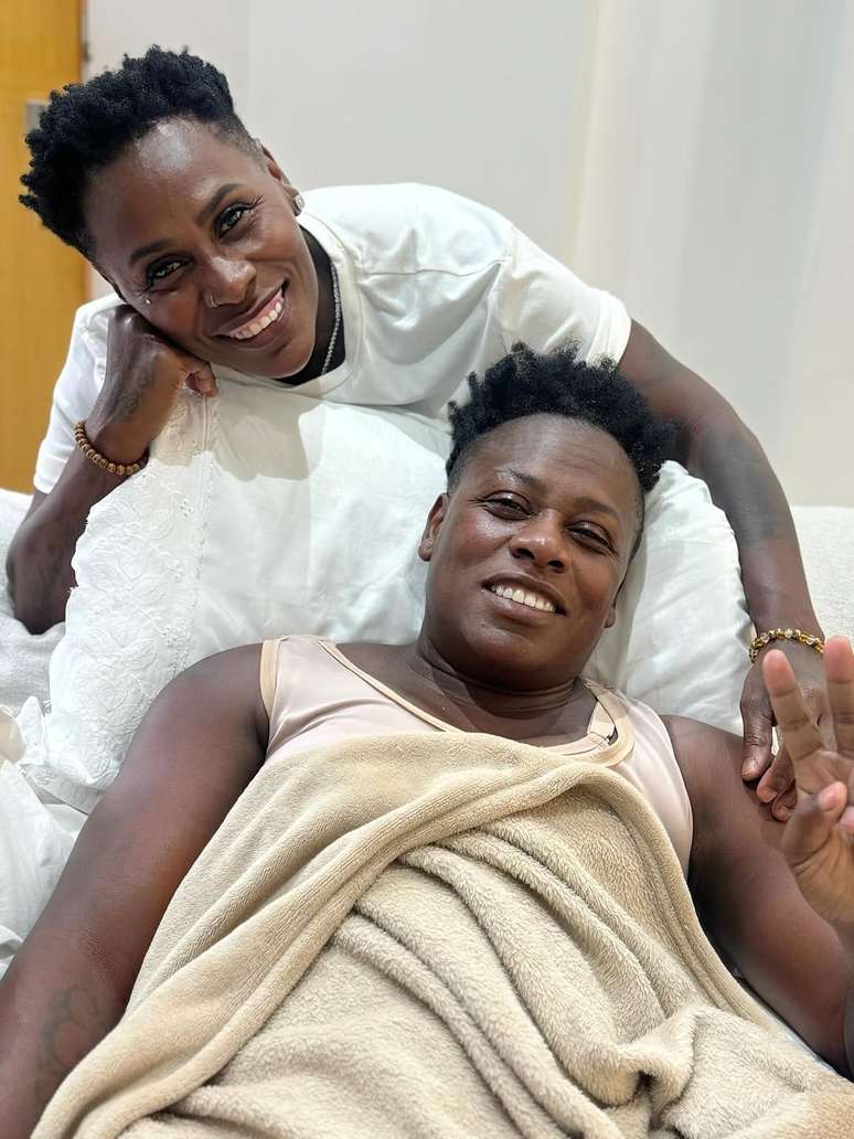 Nen&eacute;m deitada e sua irm&atilde;, Pep&ecirc;