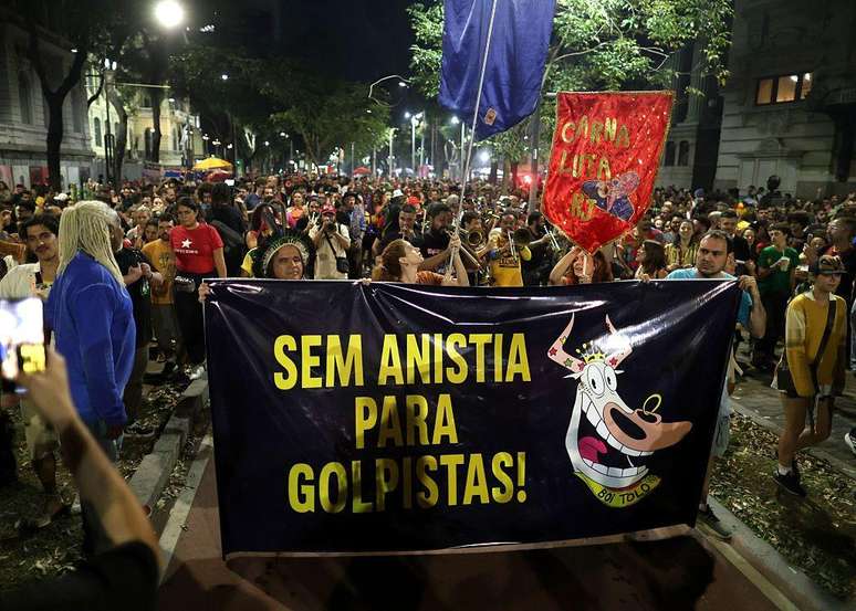 Manifestantes no Rio celebram condenação de Jair Bolsonaro e rejeitam planos de anistia