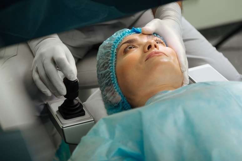 A cirurgia de catarata dura cerca de 20 minutos, sendo um procedimento indolor 