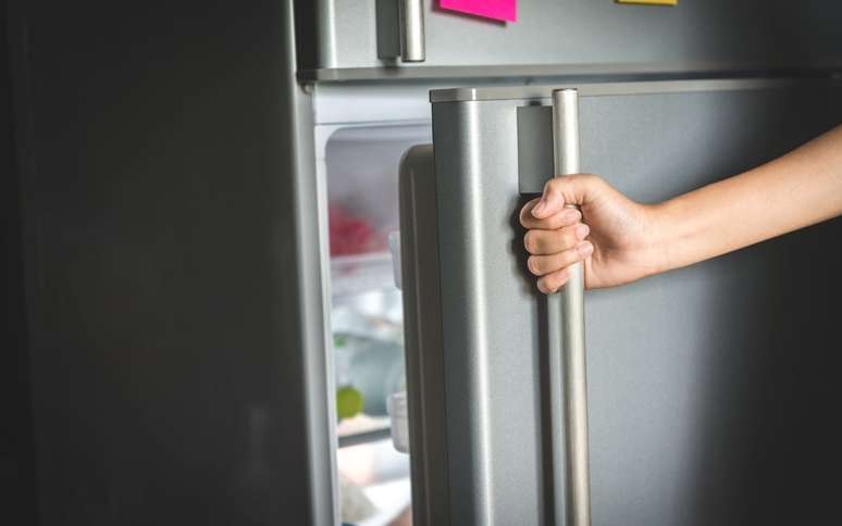 If your refrigerator no longer closes, fix the seal with this cheap made and homemade makeup