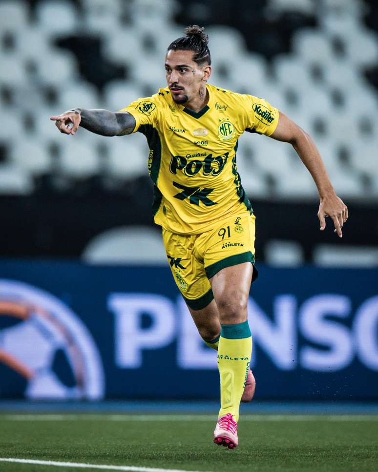 Chico da Costa comemorando um dos gols do Mirassol 