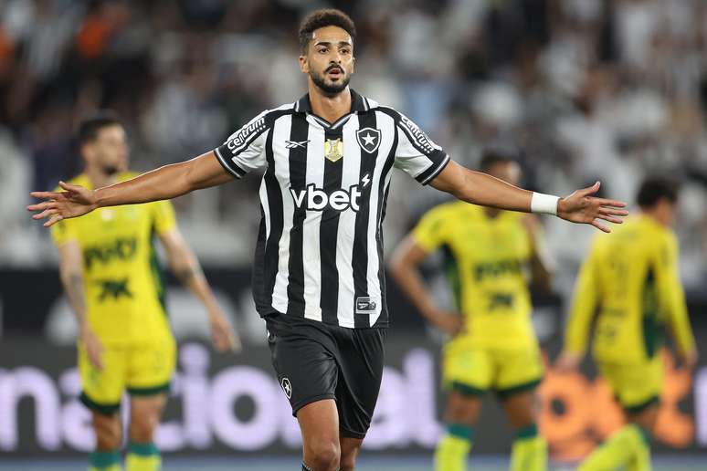 Chris Ramos comemorando um dos gols do Botafogo 