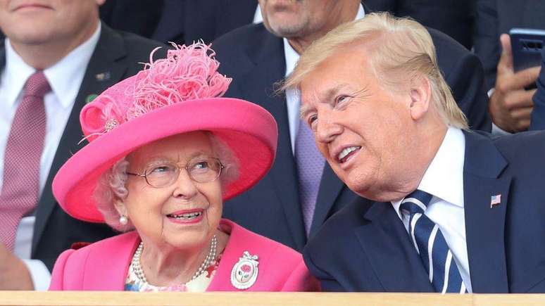 A rainha Elizabeth 2ª e Donald Trump conversam em 2019