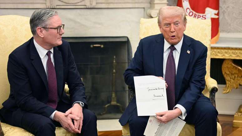 O primeiro-ministro britânico Keir Starmer entrega ao presidente Trump um convite do rei Charles 3º no Salão Oval