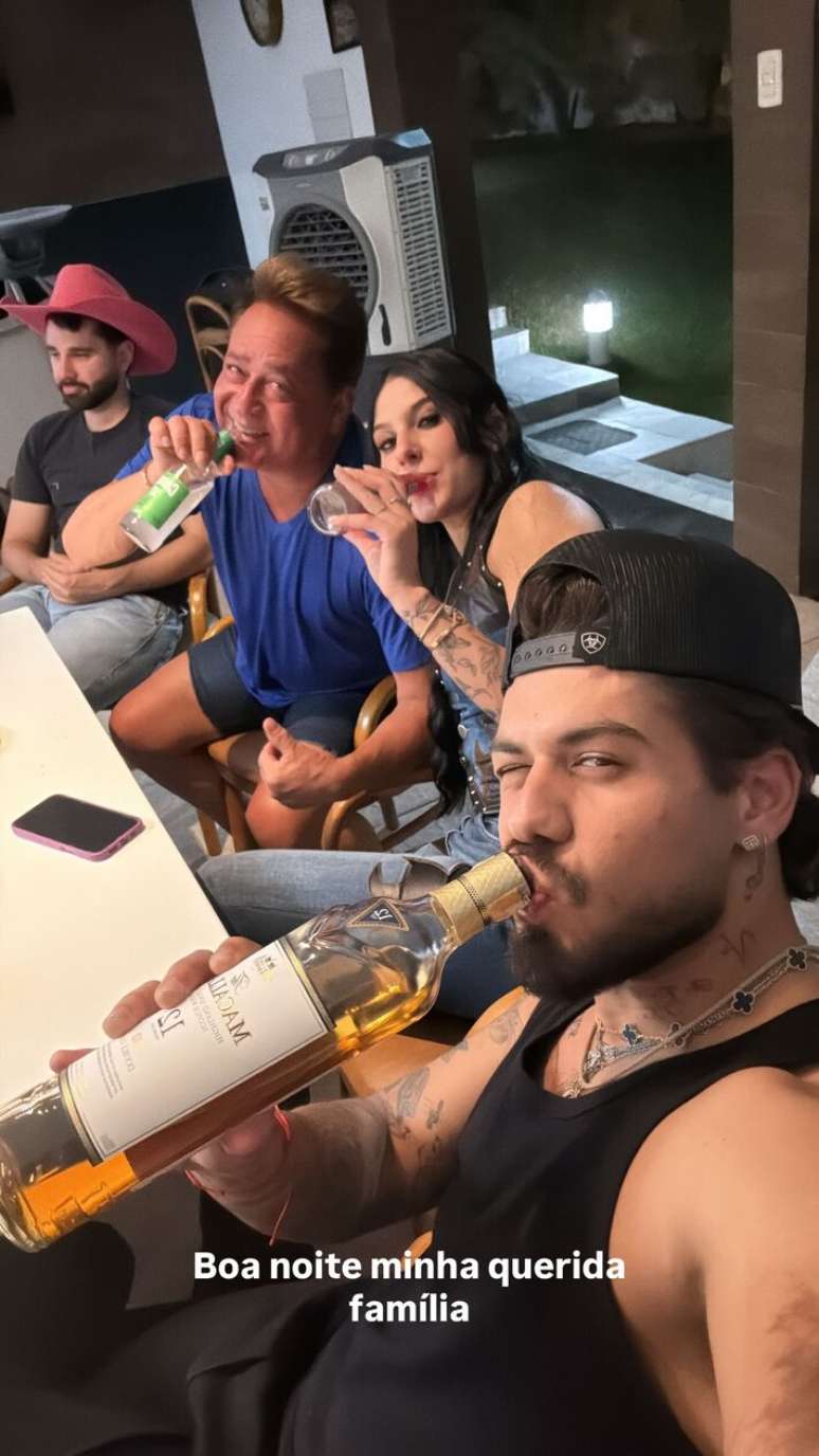 Cantores aparecem em clima descontra&iacute;do ao lado de Leonardo