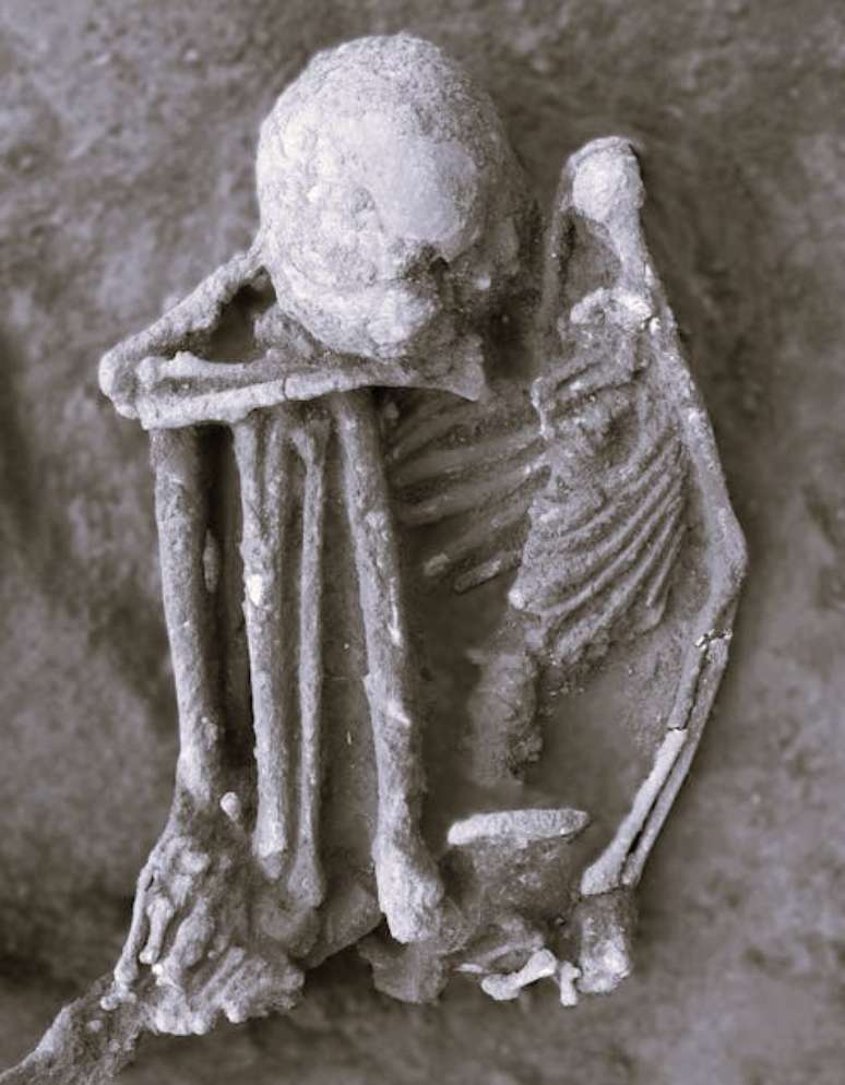 Uma mulher de meia-idade, encontrada em uma posição fortemente flexionada no sítio arqueológico de Liyupo, no sul da China, preservada por meio de mumificação por fumaça. Hsiao-chun Hung