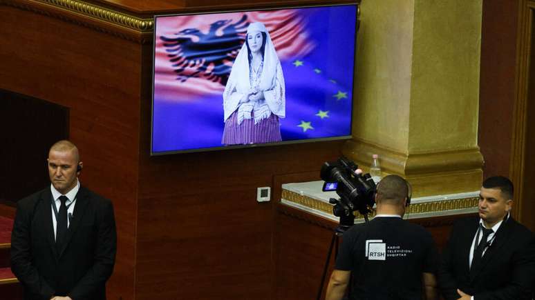 Diella, o bot de IA que ficará encarregada das licitações públicas na Albânia