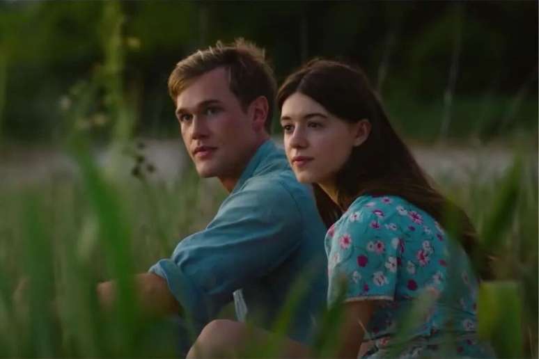 “Um Lugar Bem Longe Daqui” acompanha os mistérios da vida de uma jovem que cresce isolada em um pântano após ser abandonada pela família 