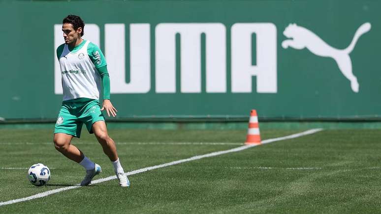 Raphael Veiga foi a campo nesta quinta-feira em treino do Palmeiras &ndash;