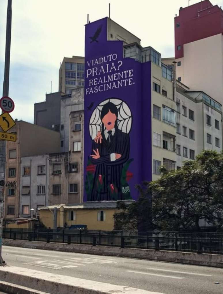 Arte de Wandinha, pintada em prédio perto do Minhocão, é alvo de multa por parte da Prefeitura de São Paulo.