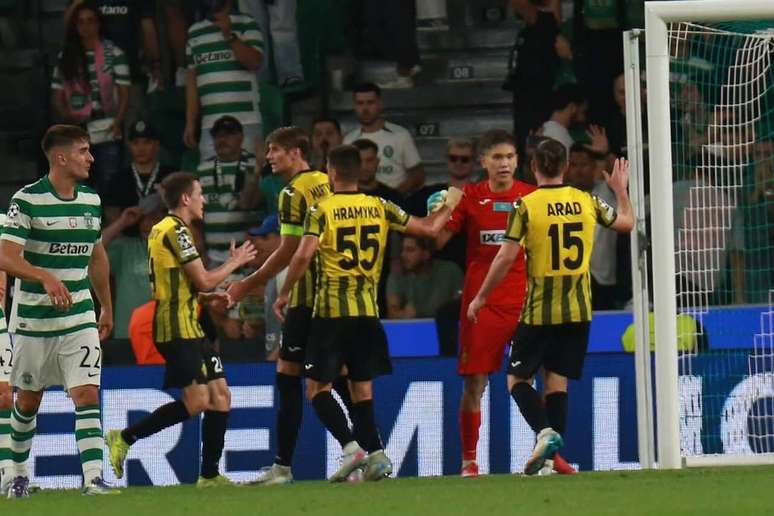 Kalmurza defende um p&ecirc;nalti e &eacute; celebrado pelos companheiros do Kairat. Mas apesar de boas defesas, o goleiro de 18 anos n&atilde;o evita a goleada lisboeta.