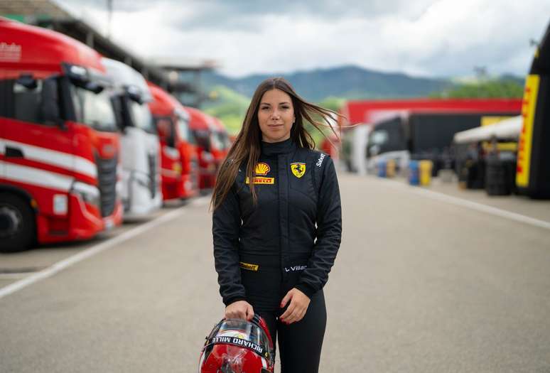 Laura Villars no Paddock antes de pilotar 
