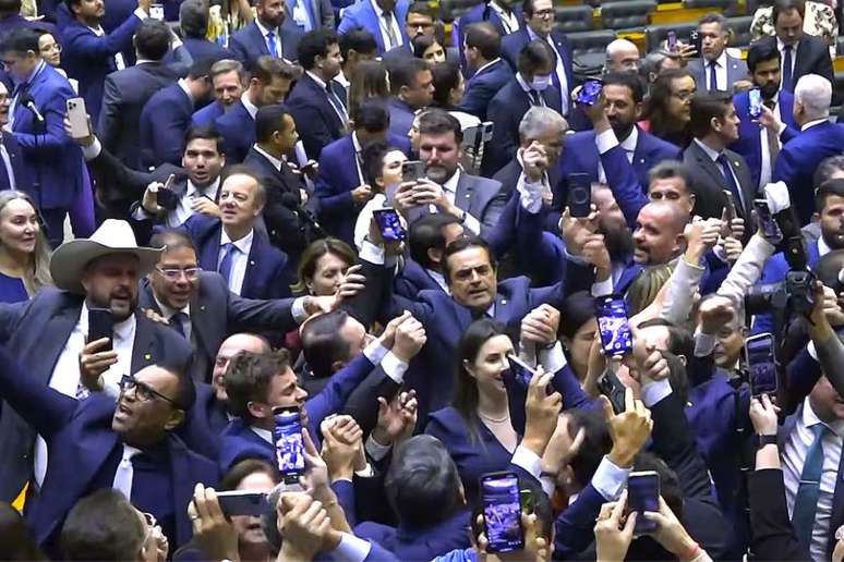 Bolsonaristas comemoraram aprovação da urgência da anistia.