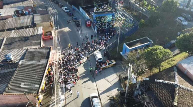 Saída do CEU Vila do Sol tem escolta Companhia de Engenharia de Trânsito (CET). Neste ano, serão cerca de mil estudantes.