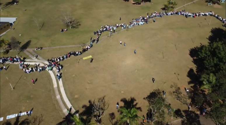 Abraço simbólico na Represa Guarapiranga, o segundo maior sistema de abastecimento de água da capital.
