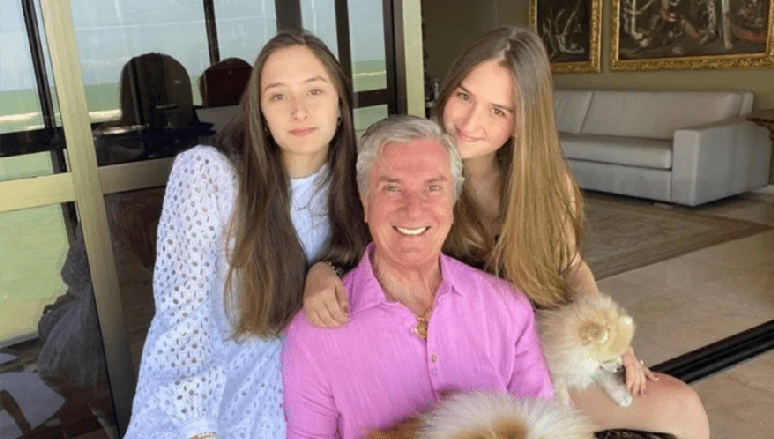 Fernando Collor ao lado das filhas, Cecile e Celine, de 19 anos 