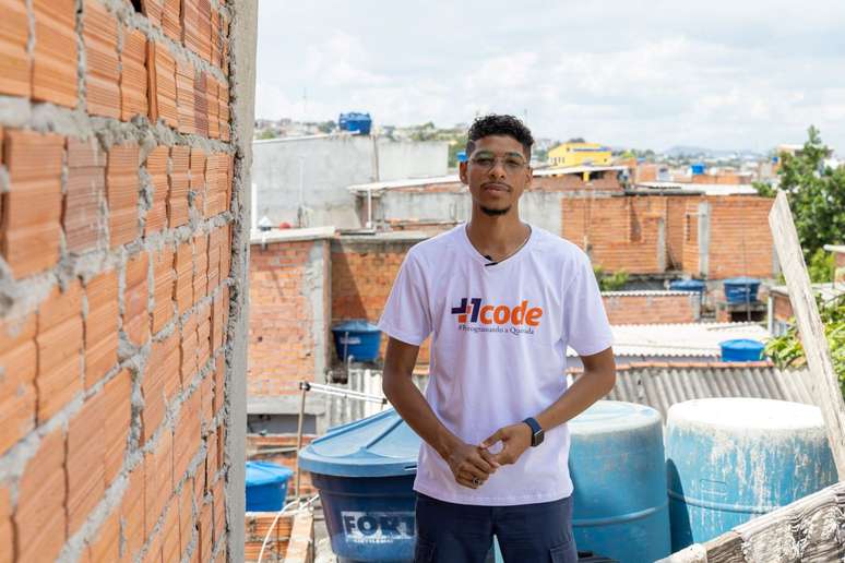 Tauan Souza Matos, fundador da +1 Code, escola de programação e de IA gratuita com sede no Jardim Pantanal, zona leste de São Paulo.