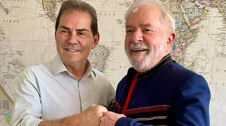 Paulinho da Força (Solidariedade-SP) ao lado do presidente Lula (PT) em foto tirada durante a campanha de 2022