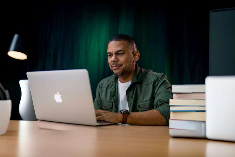 Rafael Soares na Santa Carga, em Duque de Caxias, Baixada Fluminense. Fábrica pode produzir mil totens por mês.