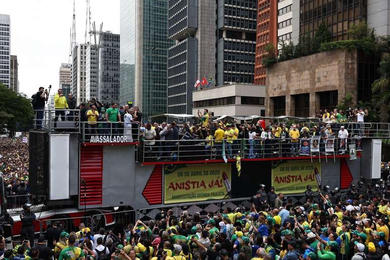 Em foto de abril, Bolsonaro discursa em cima de carro de som que pede 'anistia j&aacute;'