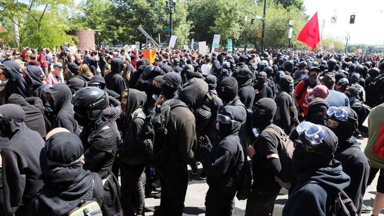 Membros da Antifa em um com&iacute;cio do ativista de direita radical Joey Gibson em Oregon, em 2018